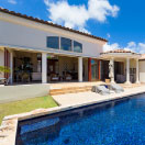 海を望むプール